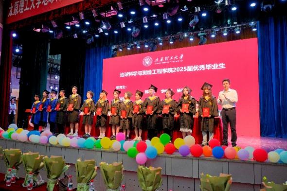 图片包含 华美, 站, 大, 商店AI 生成的内容可能不正确。