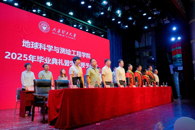 人们在看台上的人演出AI 生成的内容可能不正确。