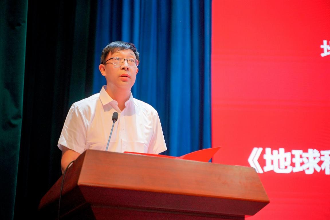 男人坐在桌子前AI 生成的内容可能不正确。