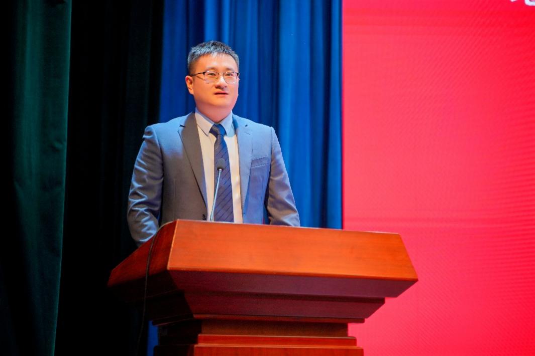 穿西装的男人站在椅子上AI 生成的内容可能不正确。